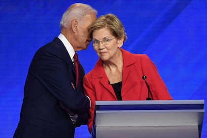 Biden y Warren, en un momento más distendido del debate