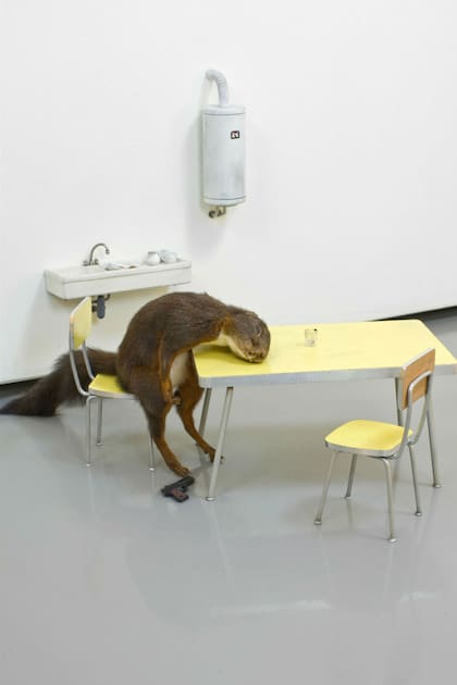Bidibidobidiboo, una obra de Cattelan que representa a una ardilla suicida