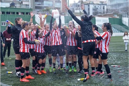 Bidón en alto, las chicas de Estudiantes celebran en la cancha de Excursionistas, en 2018