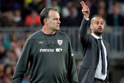 Bielsa, en su época de entrenador de Athletic Bilbao, durante un partido contra el Barcelona al que dirigía Pep Guardiola; los dos entrenadores volverán a cruzarse este sábado, pero en la Premier League.