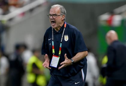 Bielsa, a los gritos durante el partido entre España y Uruguay