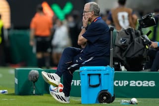 Bielsa asume la responsabilidad de la debacle de Uruguay; dice que no aportó nada al fútbol uruguayo