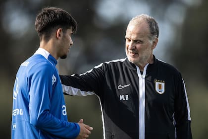 Bielsa conversa con Paolo Calione, futbolista de Nacional, que recibió su primera convocatoria a la selección mayor de Uruguay