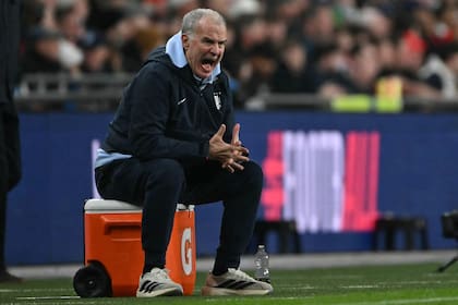 Bielsa da indicaciones en el último amistoso de Uruguay, que empató con Inglaterra en Wembley