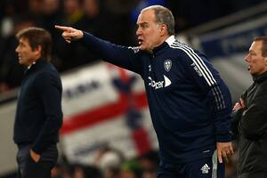 Bielsa da una indicación, con Conte al fondo