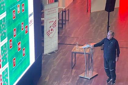 Bielsa, durante una charla que dio en Polonia, donde analizó al seleccionado de ese país, antes del Mundial de Qatar