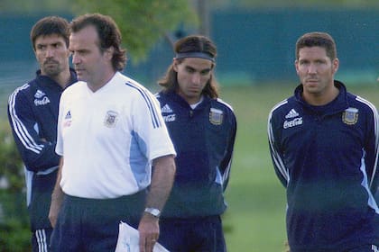 Bielsa, en la selección en el Mundial 2002; detrás, Roa, Husaín y Simeone
