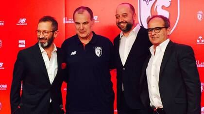 Tiempos mejores: Bielsa y los dirigentes de Lille, en el momento de su presentación