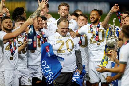 Bielsa festeja con sus jugadores y lleva puesta la camiseta conmemorativa del título. El siguiente paso del proyecto es convertir a Leeds en una potencia del fútbol inglés.