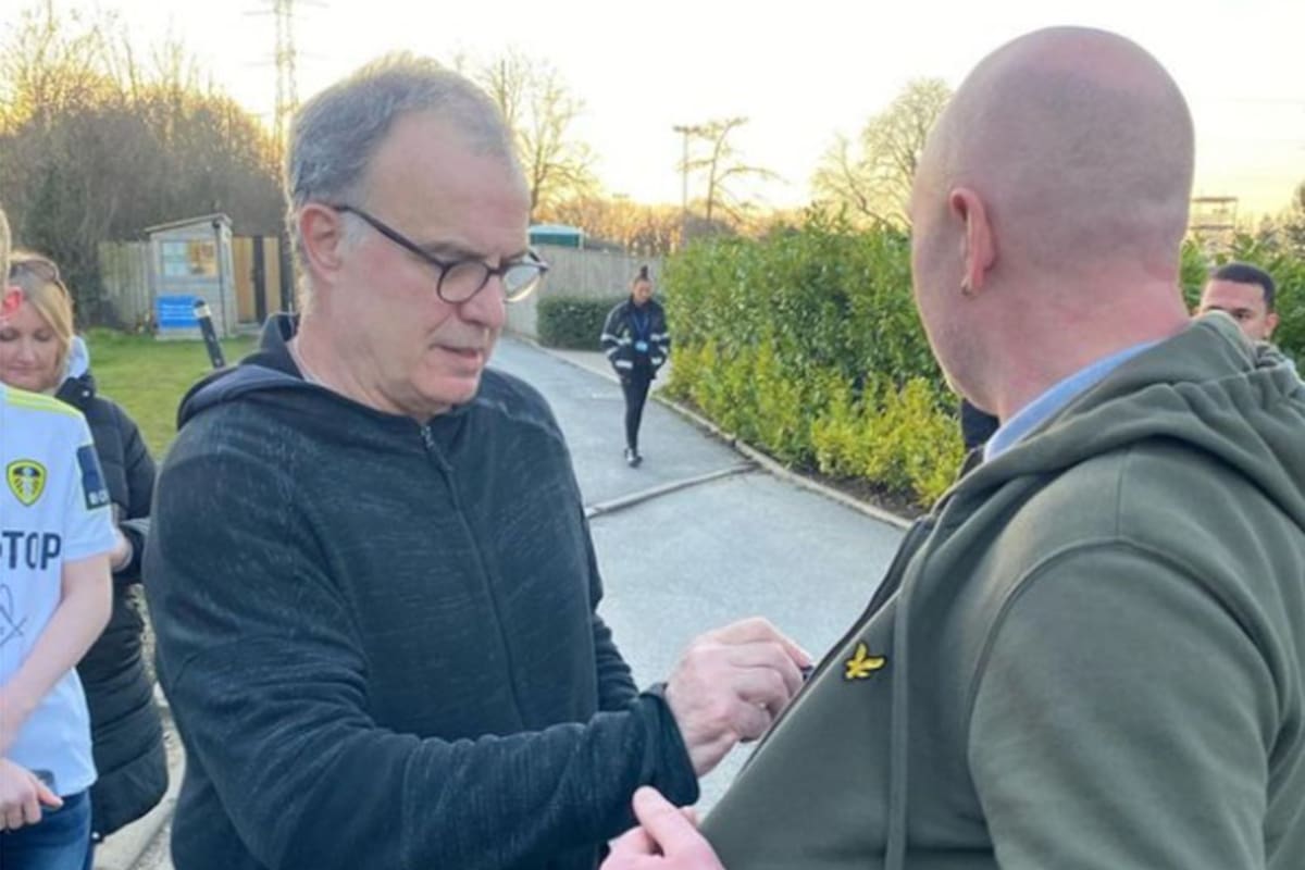 Bielsa firma la remera de un hincha el domingo, cuando ya se había anunciado su salida de Leeds