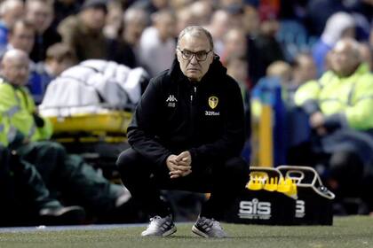 Bielsa hincado, una pose habitual para seguir los partidos