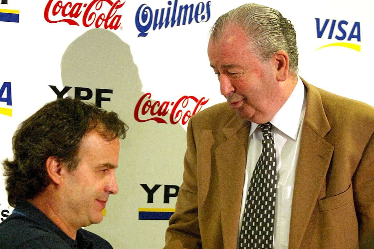 Bielsa junto a Grondona; el rosarino fue el último DT que cumplió un ciclo mundialista completo, entre 1998 y 2004