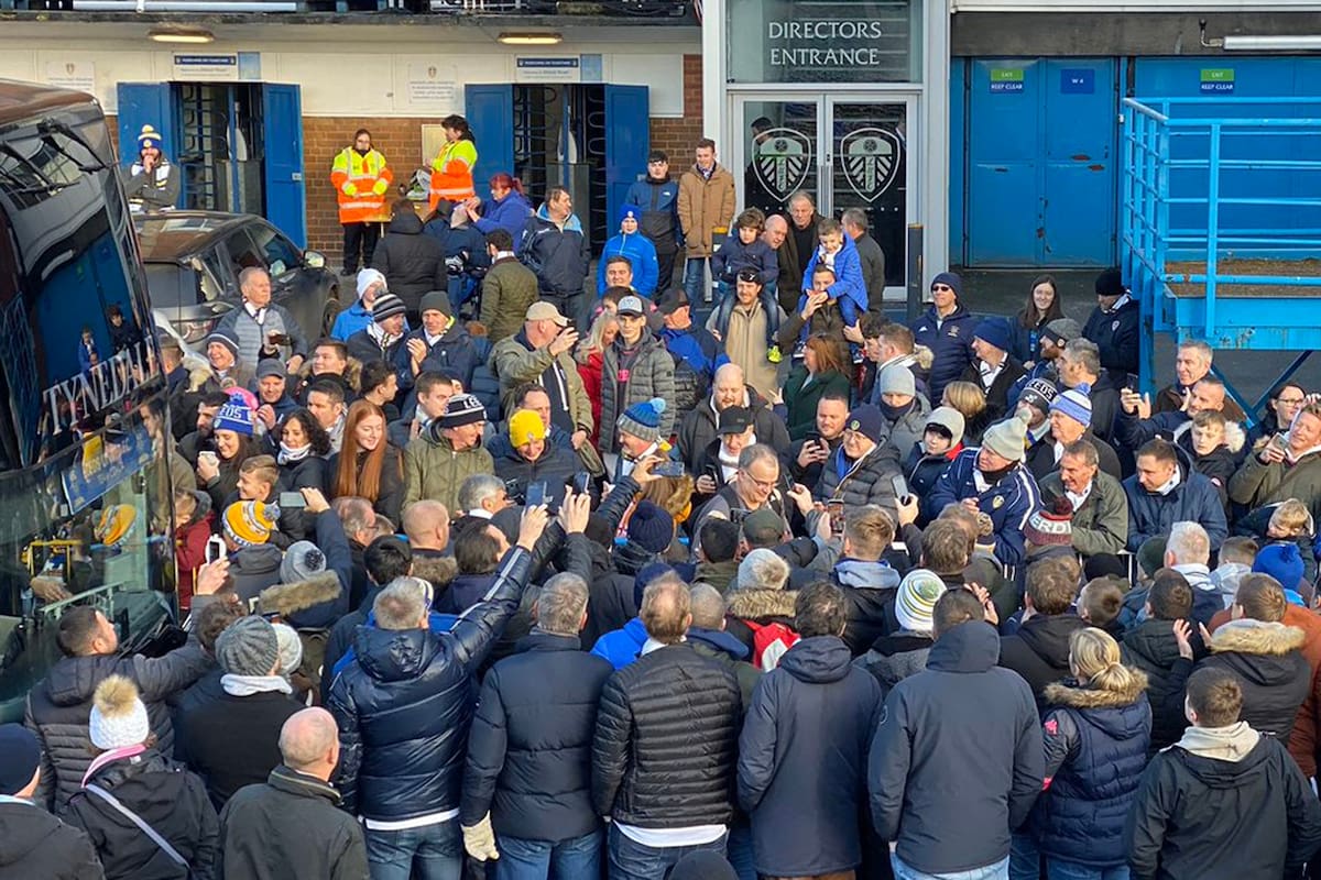Bielsa llega a Elland Road, el estadio de Leeds: los hinchas lo rodean como a un rockstar