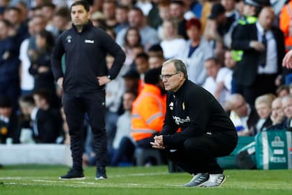Bielsa observa el partido en cuclillas. Leeds quedó eliminado y no podrá ascender esta temporada a la Premier League.