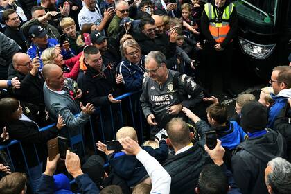 Bielsa recibe el afecto de los hinchas en la llegada al estadio Elland Road