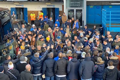 Bielsa, rodeado por una multitud en la llegada al estadio