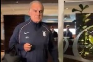 Así fue la solitaria llegada de Marcelo Bielsa a Uruguay