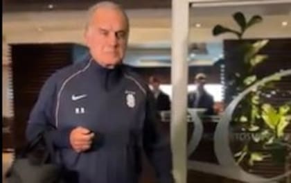 Bielsa sale del aeropuerto de Montevideo