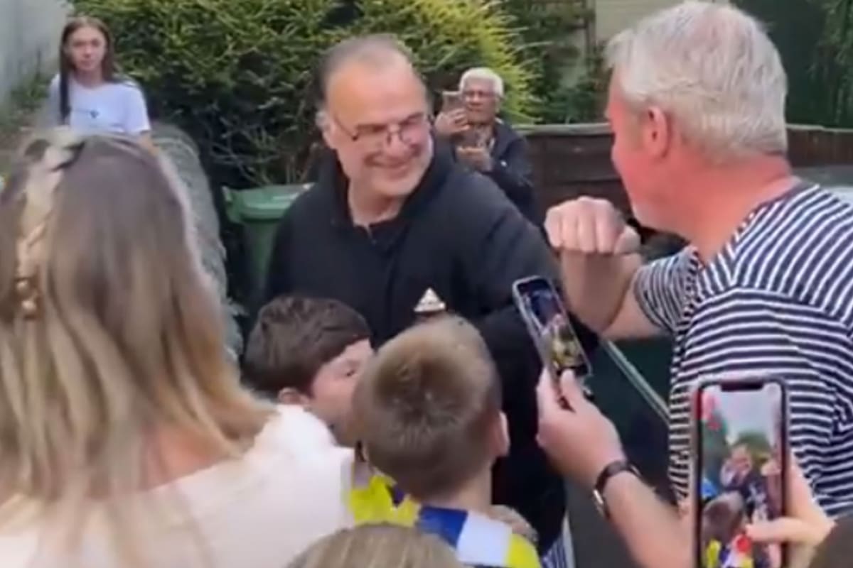 Bielsa salió a saludar a los fanáticos de Leeds que se acercaron a su casa