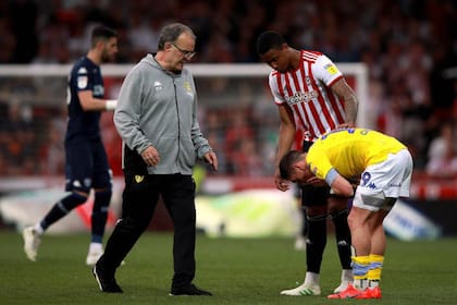 Bielsa se acerca a consolar a Pablo Hernández luego de otra derrota de Leeds