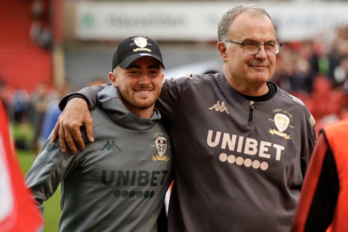 Bielsa se dio el gusto de celebrar en los últimos minutos para continuar en lo más alto de la tabla
