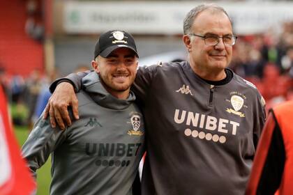 Bielsa se dio el gusto de celebrar en los últimos minutos para continuar en lo más alto de la tabla