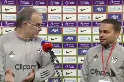 Bielsa se dirige a su traductor, luego de la derrota de Leeds ante Liverpool