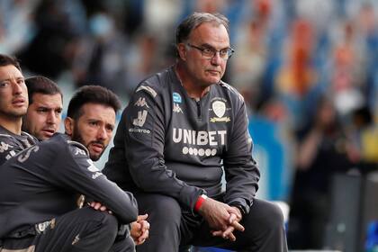 Bielsa, sentado en su banquito durante un partido; lo debería volver a ocupar el 12 de septiembre, en el debut ante Liverpool