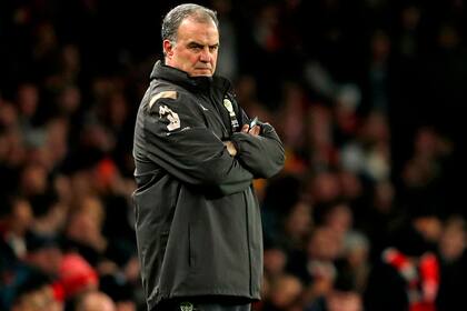 Bielsa, siguiendo las acciones en el Emirates Stadium de Londres
