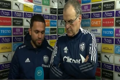 Bielsa, tras un partido de Leeds, con su habitual traductor.