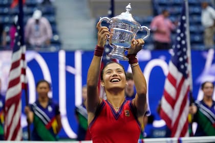 Bien alto: la británica Emma Raducanu alza el trofeo de campeona del Abierto de los Estados Unidos, luego de doblegar en la final a la canadiense Leylah Fernández