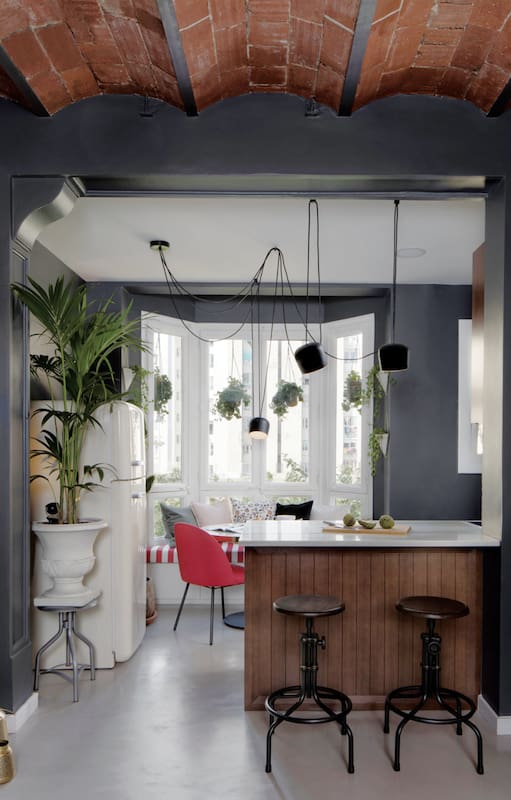 “Diseñé el sofá y lo tapicé en pana verde porque me gusta cómo combina con el gris. A la idea de los cuadros la tomé del club Soho House de Barcelona. Quedan bien sobre los ladrillos, que pinté de blanco iluminar este living cerrado”, dice Paulo.