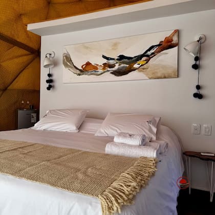 Bien equipados y decorados en la paleta de los colores de los Valles Calchaquíes, los Domos del Viento son una nueva propuesta en la Quebrada de las Conchas.