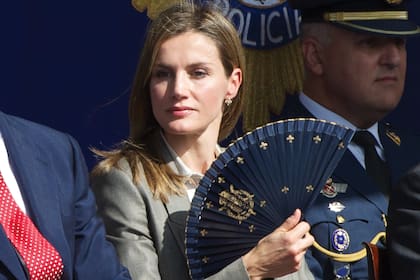 BIEN ROYAL. Durante el Día de la Policía Nacional, el 2 de octubre de 2013, con un abanico azul que tenía estampado el escudo de armas
del rey Juan Carlos I y la flor de Lis de la Casa de los Borbones