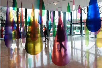 Intemperie evoca los famosos "penetrables" del artista venezolano Jesús Rafael Soto, así como las imperdibles instalaciones cinéticas de Julio Le Parc