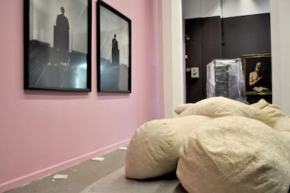 Las fotografías perforadas por disparos, de Oscar Bony, en la "sala rosada" del Macro; al fondo, una pintura de José de Ribera (siglo XVII)