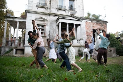 Bienvenida a la nueva Compañía Argentina de Danza con su corto bailado en una casa abandonada