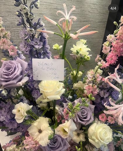 "¡Bienvenida a The Burbs!", celebró el equipo de la serie tras la incorporación de Elizabeth Hurley en el elenco de la segunda temporada