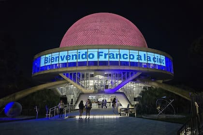 "Bienvenido Franco a la ciudad más linda del mundo", expresa el cartel electrónico del Planetario, muy cerca de donde girará Colapinto este domingo.