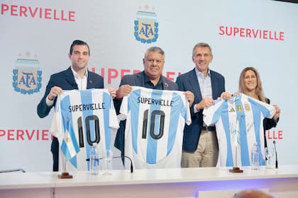 “Bienvenido Supervielle a la familia de los Campeones del Mundo y gracias por confiar en los proyectos de AFA”, anunció Claudio “Chiqui” Tapia