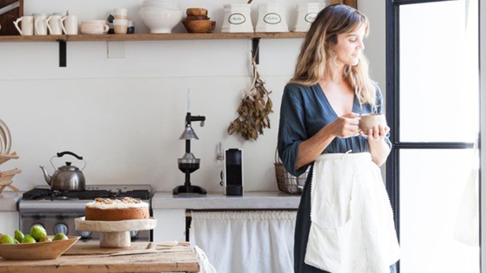 Bienvenidos al mundo de Carolina Sanchis, artista de telar y fundadora de Carolita Home. Junto con su novio, el arquitecto Santiago Schatz, reciclaron un PH en Núñez que hoy es casa, taller, showroom y paraíso propio con una historia emocionante que trasciende e impregna todo lo demás