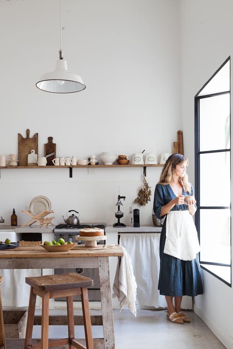 Bienvenidos al mundo de Carolina Sanchis, artista de telar y fundadora de Carolita Home. Junto con su novio, el arquitecto Santiago Schatz, reciclaron un PH en Núñez que hoy es casa, taller, showroom y paraíso propio con una historia emocionante que trasciende e impregna todo lo demás