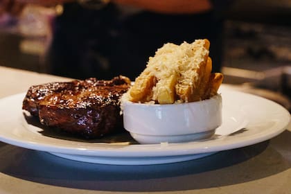 Bife CAMPOBRAVO de 550gr acompañado con papas trufadas y queso provolone estacionado, plato de autor destacado.
