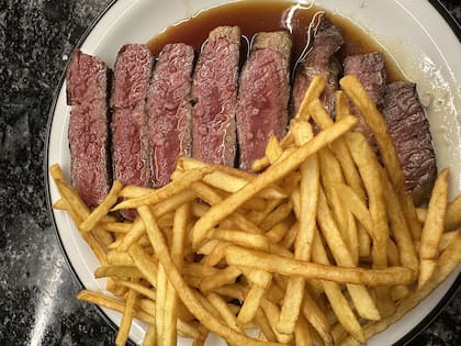 Bife con fritas y Demi-glace