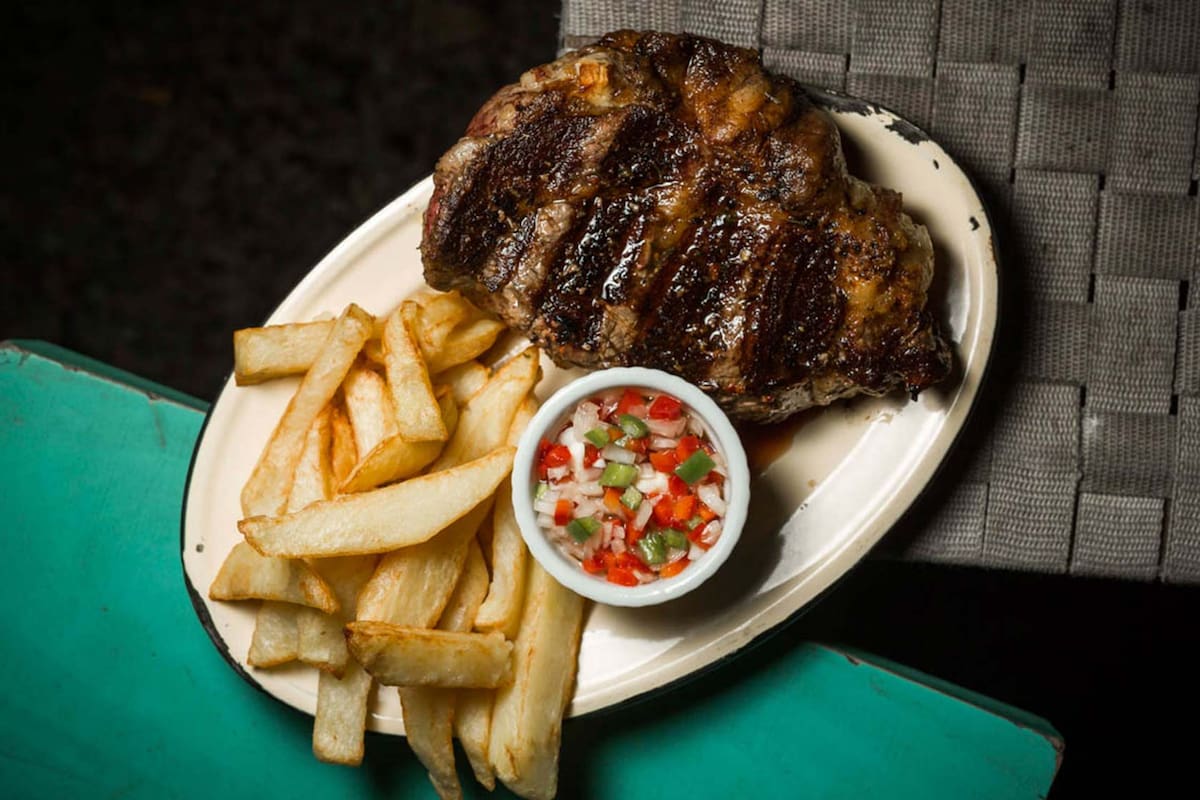 Bife de chorizo con papas fritas de No tan santos