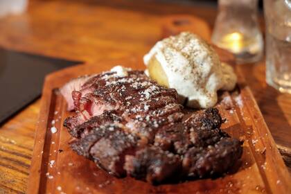 Bife de chorizo cortado en finas lonjas, servido en su punto justo, con el protagonismo puesto en la textura y el sabor