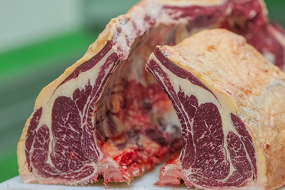 Bife de costilla con grasa “amarilla” de engorde a pasto. Foto: Frigoríficos Bandeira