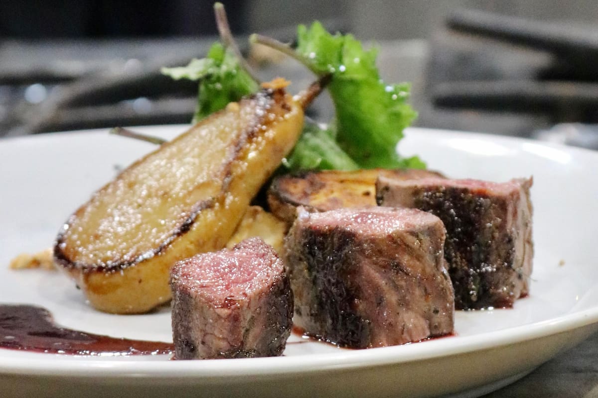 Bife de guanaco jugoso con papas, un plato que se sirve en algunos restaurantes