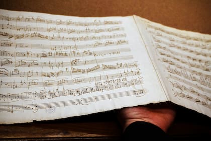 Bifolio de la "Sonata Nº 11 en La Mayor, de Mozart, hallado en 2014 por Balázs Miskusi, musicólogo jefe de las Colecciones musicales de la Biblioteca Nacional Széchenyi de Budapest, en Hungría