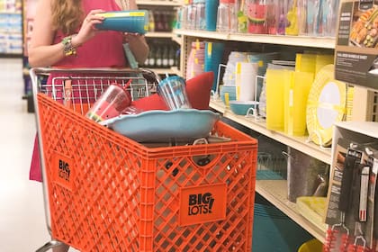 Big Lots, que solicitó la protección por bancarrota en septiembre, tiene en sus planes el cierre de más de 340 sucursales en todo el país (Archivo)